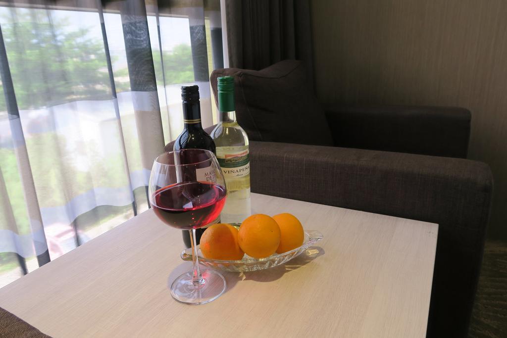 Look Royal Resort Chiayi City Exteriör bild A wine glass