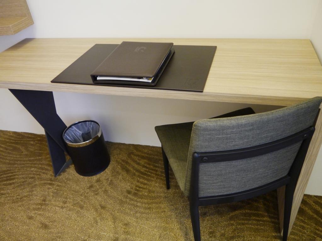 Look Royal Resort Chiayi City Exteriör bild A desk with a pen holder