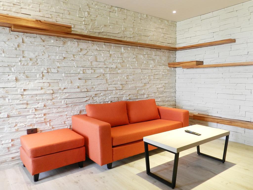 Look Royal Resort Chiayi City Exteriör bild A modern sofa