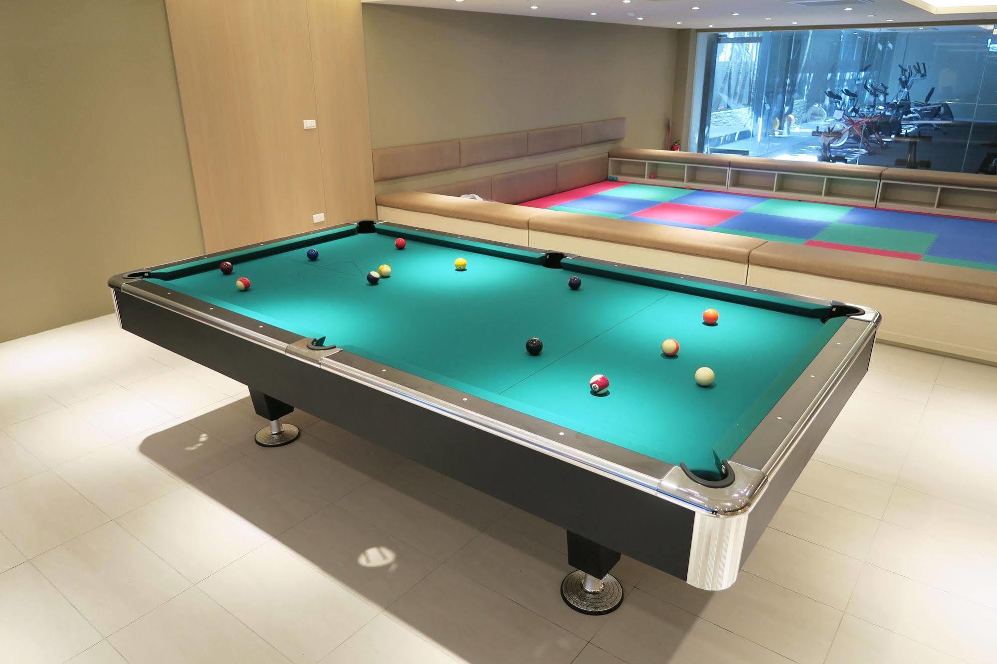 Look Royal Resort Chiayi City Exteriör bild Pool table