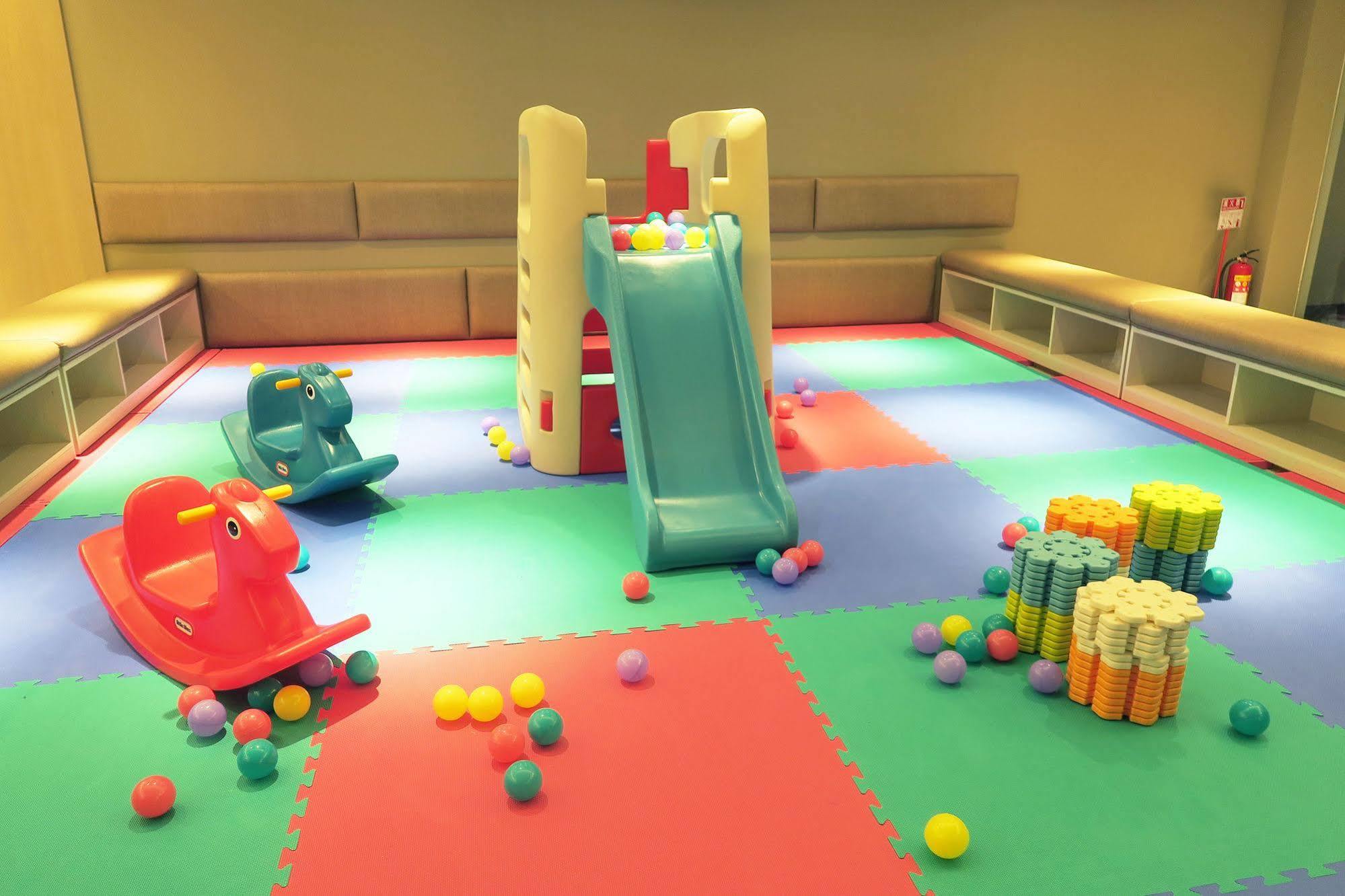 Look Royal Resort Chiayi City Exteriör bild An indoor playground