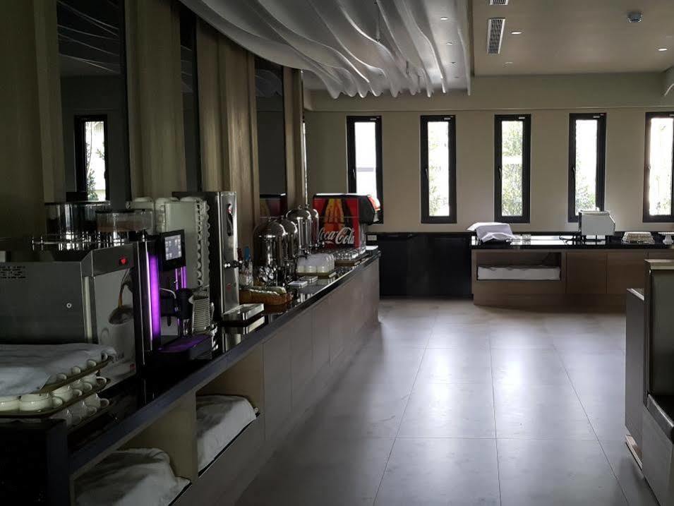 Look Royal Resort Chiayi City Exteriör bild A laboratory at the University of the South Pacific