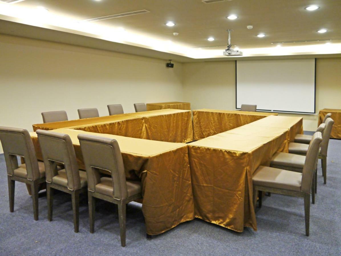 Look Royal Resort Chiayi City Exteriör bild A meeting room