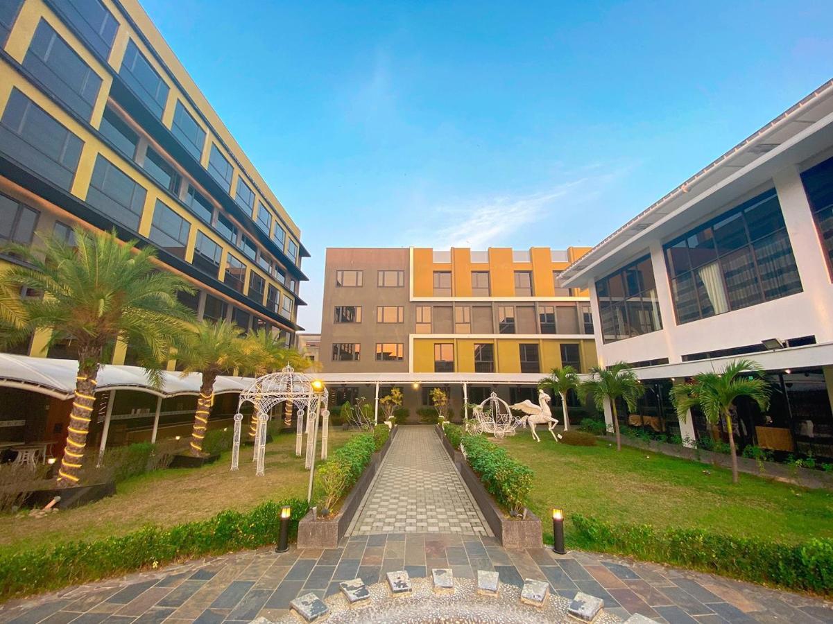 Look Royal Resort Chiayi City Exteriör bild The University of Electronic Science and Technology of China